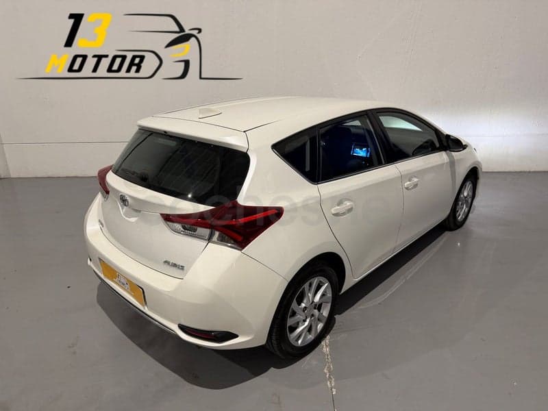 TOYOTA Auris — foto 5