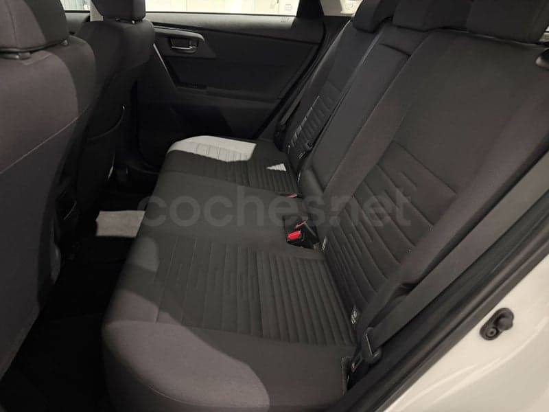 TOYOTA Auris — foto 8