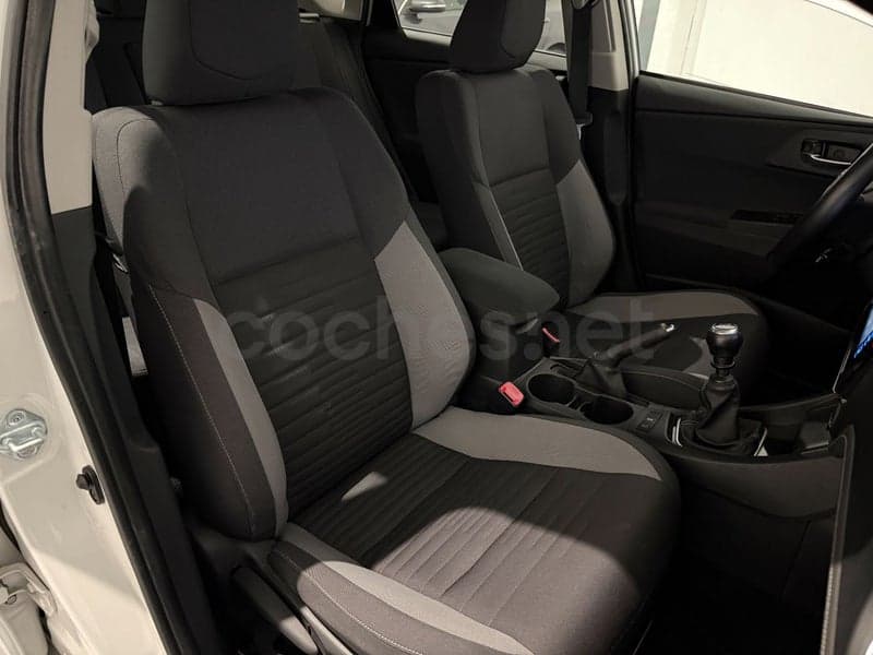 TOYOTA Auris — foto 9