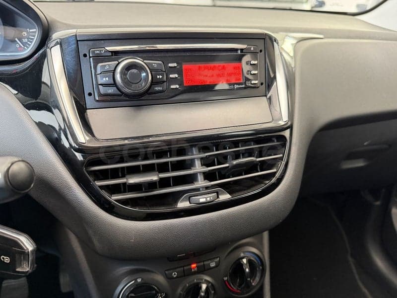 PEUGEOT 208 — foto 10